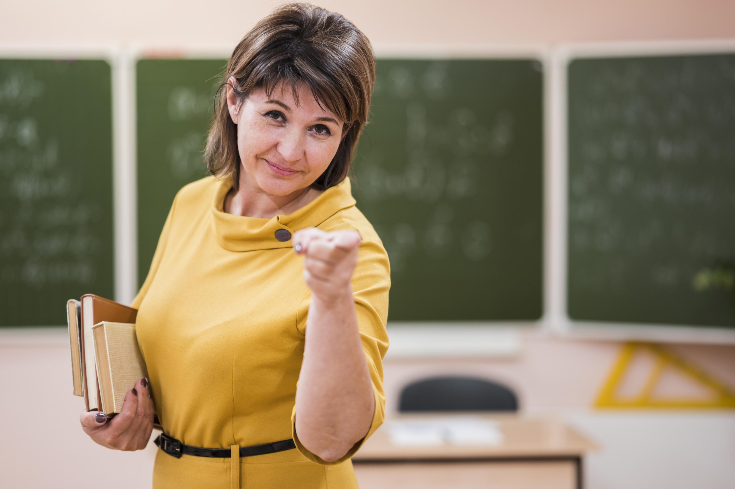 https://www.swvtwenteoostpo.nl/wp-custom/uploads/portrait-teacher-class-pointing-scaled.jpg