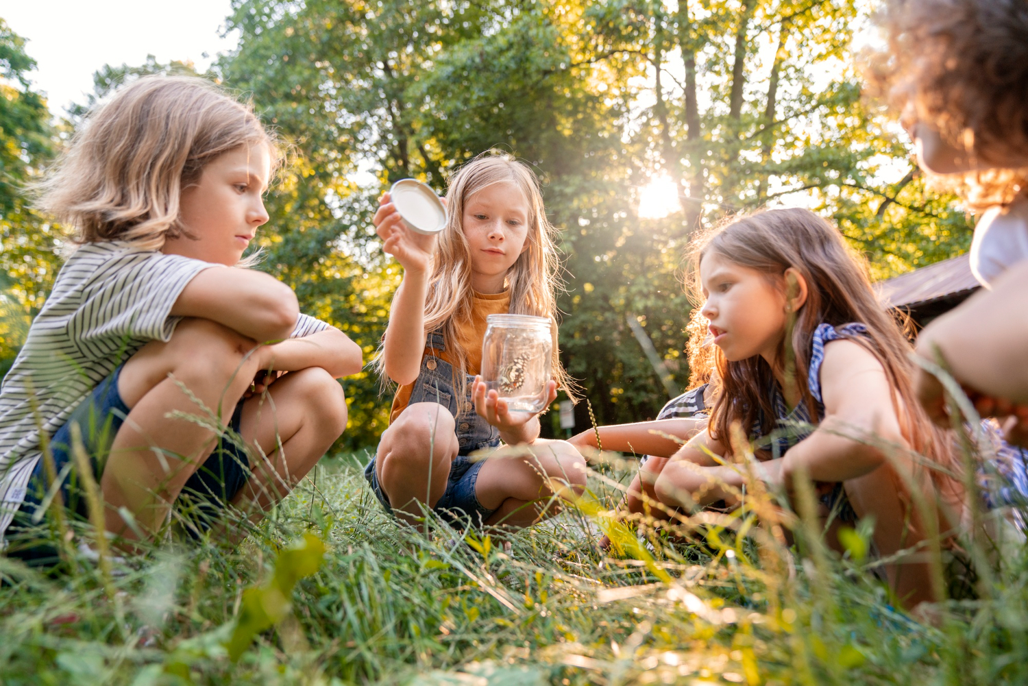 https://www.swvtwenteoostpo.nl/wp-custom/uploads/side-view-kids-sitting-grass.jpg